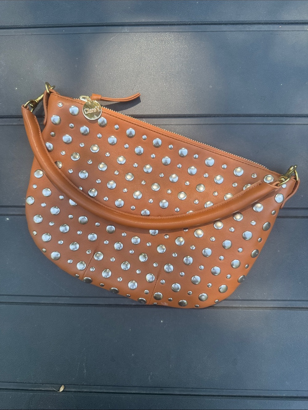 Clare V petit studded moyen